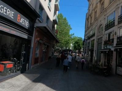 Vue de la rue à l’adresse de New Uludag