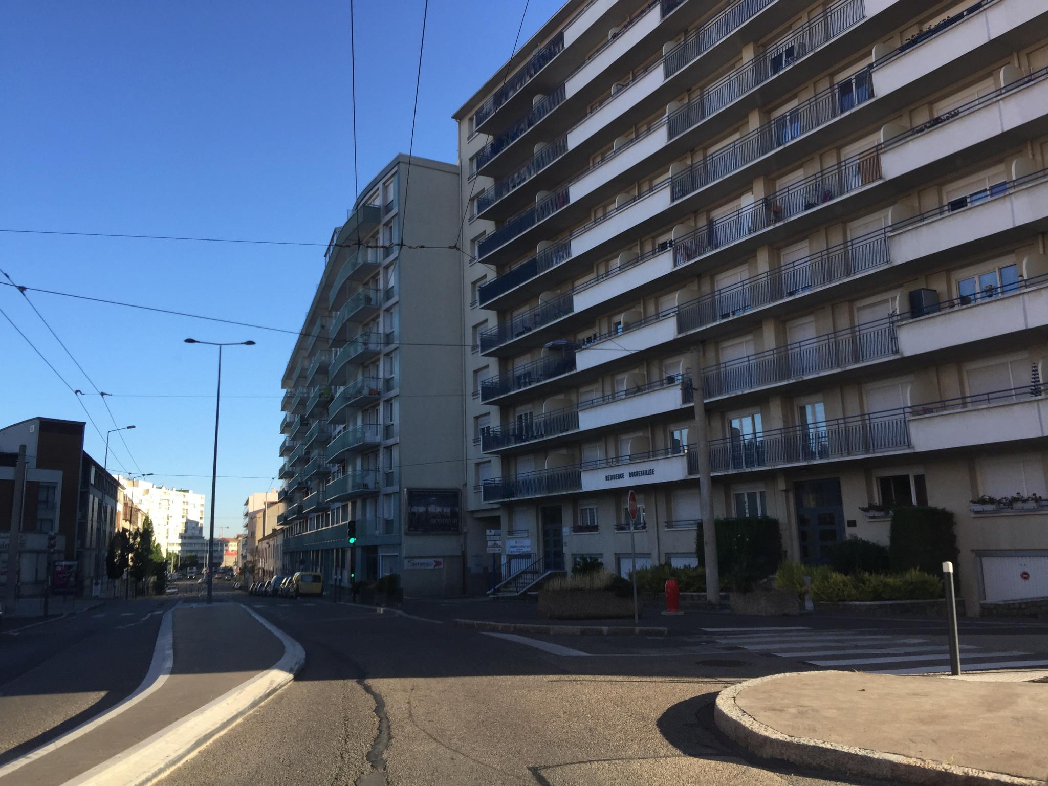 Vue de la rue à l’adresse de Roland Tacos